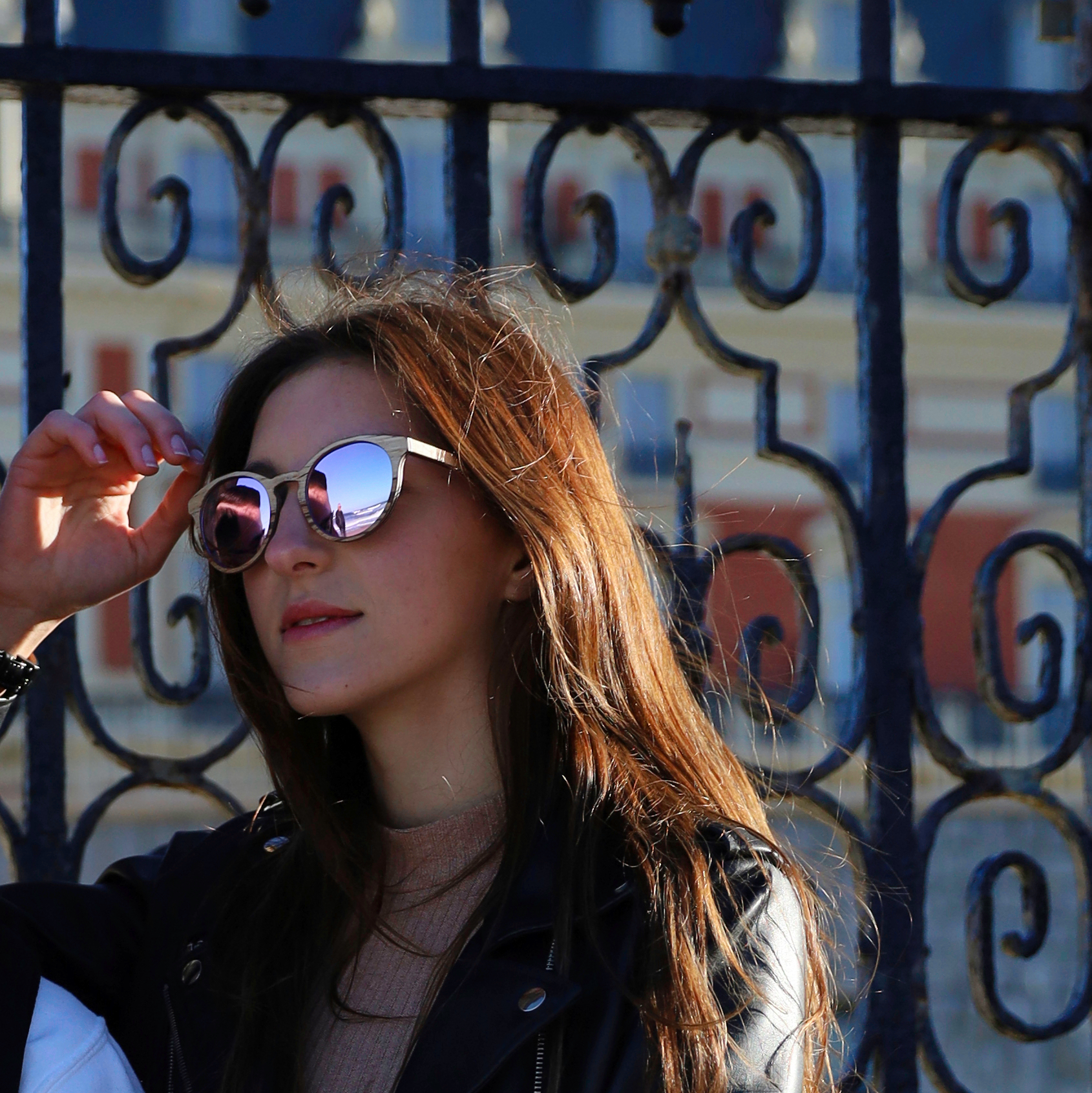 lunettes de soleil en bois à effet miroir rose