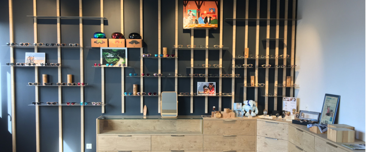 La lunette en bois à un showroom à Biarritz